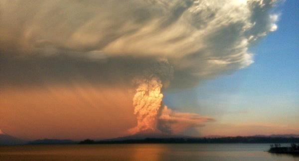 Komu Arjantin&#8217;in Calbuco&#8217;nun 100 km uzandaki Bariloche kentinde de kl bulutlarnn blgeye kadar ulamas tehlikesine kar acil durum ilan edildi ve sakinlerden evlerinden kmamalar istendi...