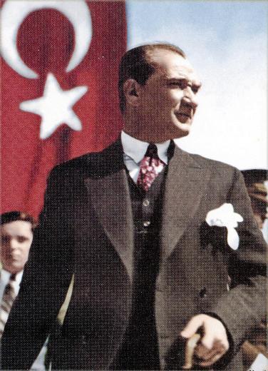 Ata'nın Çanakkale'deki ilk fotoğrafı  <br>Türkiye Cumhuriyeti&#8217;nin kurucusu ve ilk Cumhurbaşkanı Mustafa Kemal Atatürk'ün Çanakkale'deki ilk fotoğrafı soyal medyada ilgi uyandırıyor. Donanma Mecmuası adlı derginin 27 Ekim 1915 tarihli sayısında, cephede Anafartalar Komutanı olduktan sonra kendisine tahsis edilen bir otomobilin içinde görülen ilk fotoğraf günün en çok paylaşılan karelerinden biri oldu.