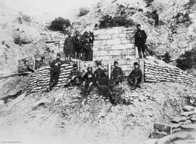 Terkedilen Anzak siperlerinde Türk askerleri.