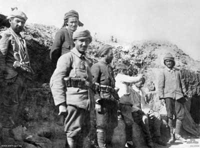 Cephede saç traşı olan Türk askerleri.