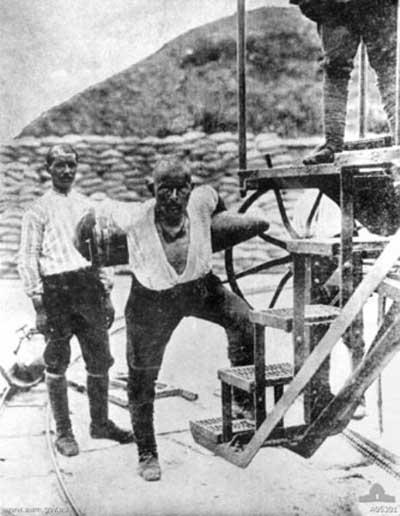 Çanakkale direnişinin simgelerinden Seyit Onbaşı (temsili) 258 kg'lık top mermisini taşırken.
