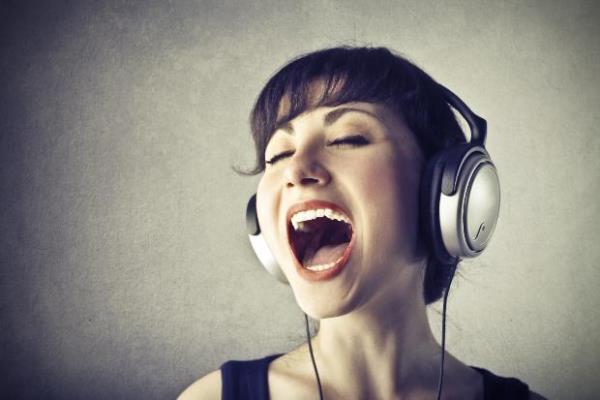 Salk iin ark syleyin! Doktorlar ark sylemenin ruh ve beden salna iyi geldiini belirtiyor. ark sylemek rahatlatyor, nefes egzersizi yerine geiyor, depresyona iyi geliyor hatta mr uzatyor. Mrldanarak ark sylemek de sinsleri ayor, sinziti nlyor.