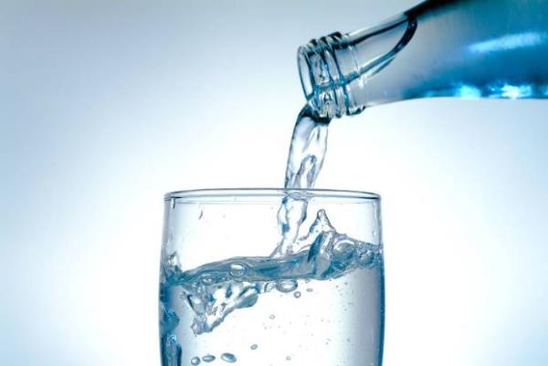 Su imeyi ihmal etmeyin. Gnde 5 bardak su ien kiilerde kolon kanseri riski yzde 50 azalyor.