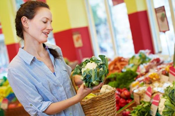 Sebze-meyveyi eksik etmeyin. zellikle domates, krmz zm, brokoli yiyenlerde kalp krizi, kanser ve eker hastal riski dyor.