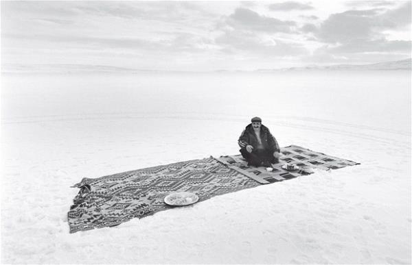 Sonsuzluk ve bir gn  <br>  Dumanlarn iinden kan mistik bir dou.. ldr Gl&#8217;nn st buz tutmu, yerle gk birlemi. Kamil Frat&#8217;n bu siyah beyaz karesi douyla ilgili ok ey anlatyor.