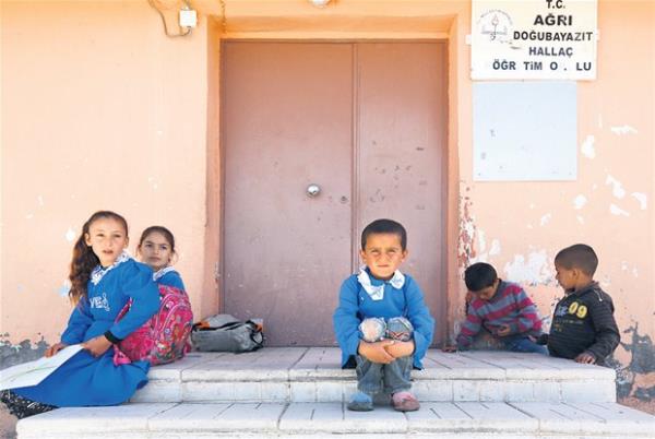 Okulumuz ypranm olsu da mutluyuz  <br>  Ar Doubeyazt&#8217;taki Halla lkretim okulunun  boyalar dklm, tabelas eskimi.. Ama ocuklar bir baka mutlu.