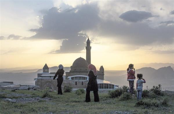 shakpaa&#8217;da gnein bat    <br>Tarihi saraylarmzn bugne ulaabilmi az sayda rneklerinden, belki de en mkemmellerinden biridir shakpaa Saray. Gnein bat ise esizdir burada