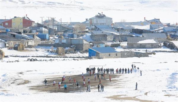 Kars, Ardahan, Idr ve Ar&#8217;nn drt mevsimi...  <br>  Arslan ve Frat blgeye farkl mevsimlerde 3-4 gnlk geziler dzenlemi. Kratr Ik Genolu ve Agfa Holding Ynetim Kurulu Bakan Fatih Akta&#8217;n destei ile Kars, Ar, Idr ve Ardahan&#8217;da ekilen fotoraflar kitaplatrld.