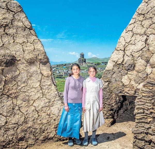 Tezekler kurutuluyor  <br>  Kazman&#8217;da gen kzlar kn yakacaklar tezekleri kurumalar iin st ste diziyor. Fonda engilli Kilisesi var.