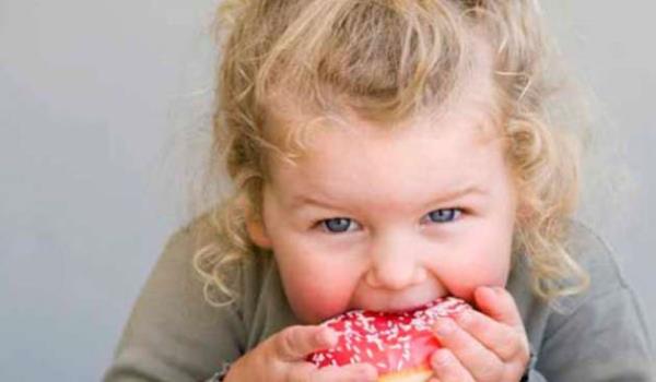 <p>eker ve ikolatal gdalarla beslenen ocuklar hiperaktif olur</p>  <p>  DORUSU: Uzmanlar ou zaman bu yaygn grn doru olmadnn ve ekerli gdalarn hiperaktiviteye bir etkisinin bulunmadn syler.</p>  <p>Yanl bilinme oran: Yzde 46</p>