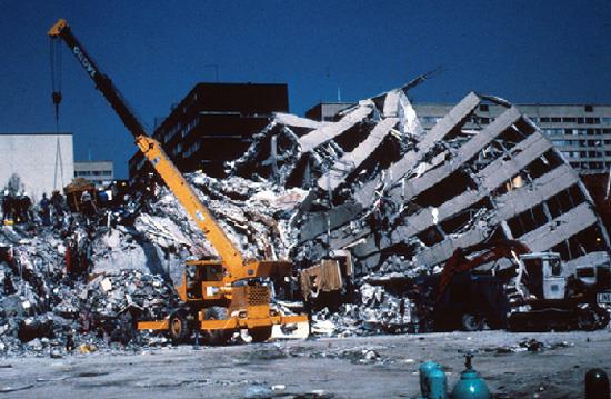 19 Eyll 1985 Meksika Depremi: Meksika'nn orta kesimlerinde meydana gelen 8 byklndeki depremde 9 bin 500 kii ld, 30 bin kii yaraland.