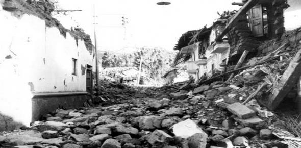 5 Ekim 1948 Akabat Depremi: imdiki Trkmenistan'n bakenti Akabat'da meydana gelen 7,3 byklndeki depremde, 110 bin kii ld. Blgedeki tm tula evler yklrken betonarme binalar ar hasar grd, yk trenleri raydan kt.