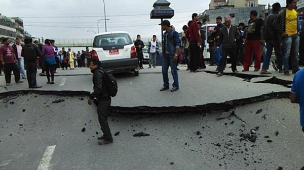 Nepal'in bakenti yaknlarnda meydana gelen 7,8 byklndeki depremin ardndan baz blgelerde hala temas kurulamyor. l saysnn artmasndan endie ediliyor.