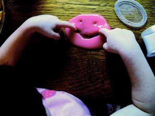 Oyun hamuru: New York'ta kefedildi<br>  1940'larda bir James Wright adl bilimadamnn savata kullanmak zere "sentetik lastik" retme almalar, oyun hamurunun kefiyle sonuland.