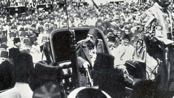 Talat Bey, Ahmet Rza Bey ve Pertev Paa&#8217;dan oluan darbe heyeti Fetva Emini ile zel grmek istiyorlar. Yan odaya geiliyor. Daha grme balamadan ttihad ve Terakki&#8217;nin stanbul meb&#8217;usu Mustafa Asm Efendi hmla ieri dalyor. Fetva Emini Hac Nuri Efendi&#8217;yi odann bir kesine srkleyip kulana bir eyler fsldyor&#8230;.