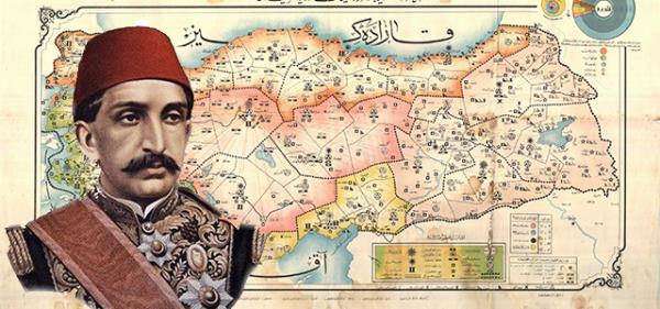 Hac Nuri Efendi&#8217;nin yz sapsar oluyor. Dudaklar titriyor. O ekilde salona dnlyor (Salonda bulunanlardan Sleyman Tevfik Bey hatralarnda byle tasvir eder).