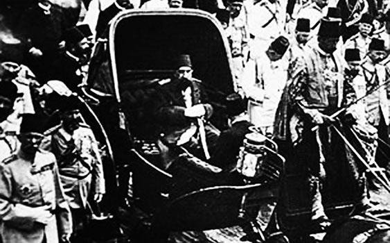 &#8220;Bunun kimseye hayr olmaz&#8221; diyor, &#8220;Ben ancak birinci kk, yani imamet ve saltanattan feragat teklifine evet derim.&#8221;