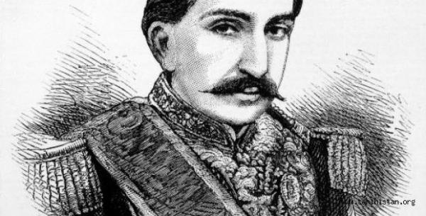 Hac Nuri Efendi, rkek bir sessizlik iinde masaya gidiyor. Fetva masann stndedir: Tek kelime etmeden titreyen elleriyle fetvay mhrleyip imzalyor.