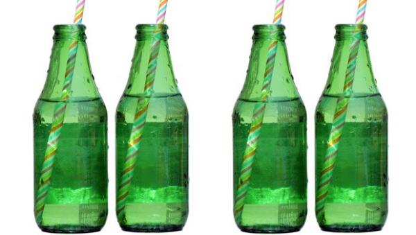 Uzmanlar uyaryor: Maden suyundan istediiniz fayday alabilmek iin bardakta imeyin.