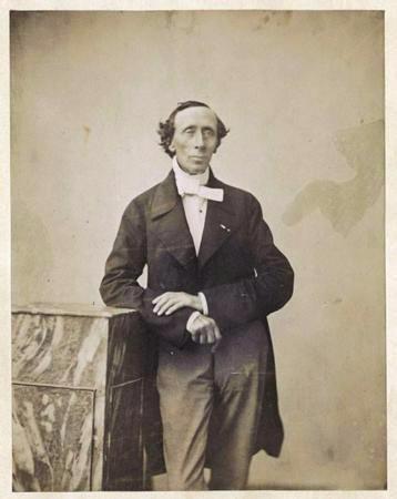 Hans Christian Andersen:  <br>Babas Hans&#8217; 11 yandayken kaybeden nl masalc, sefalet iinde byd. Fakirliinin yan sra ilk genlik yllarnda da srekli aalanan Andersen, zengin, ama yalnz olduu yllarda da skntl gnler yaad.
