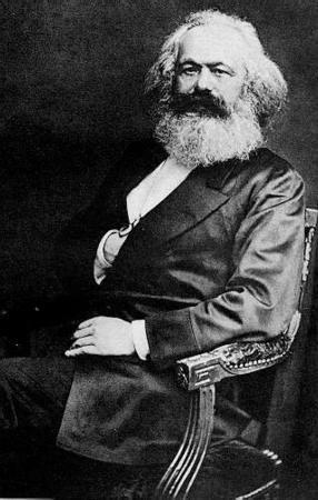 Karl Marx:<br>  Btn Avrupa tarihindeki en nl haham ailelerinden birinden gelen bir Alman Yahudi ailesinin yesi olan Karl Marx, 1849 ylndan itibaren ar bir yoksulluk yaad. Srtnda byk yara ve banlar olan Marx, "Kapital-Das Kapital"in byk blmn de ayakta yazmak zorunda kald.   Kapitalizmin tarihi yazan Marksizm&#8217;in babas, "kapitalsiz" bir bilgeydi.