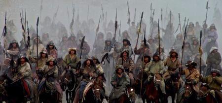 Oullar, ileride yerini bulabilmek iin stten kesilmemi bir deveyi annesinin gz nnde kurban ederek babalarnn mezarna koydu. Dii deve ise yavrusunu grmek iin srekli mezara dndnden kabrin yerini sadece o biliyordu. Ancak yalanan devenin de lmesiyle mezarla ilgili tm bilgiler de yok oldu.