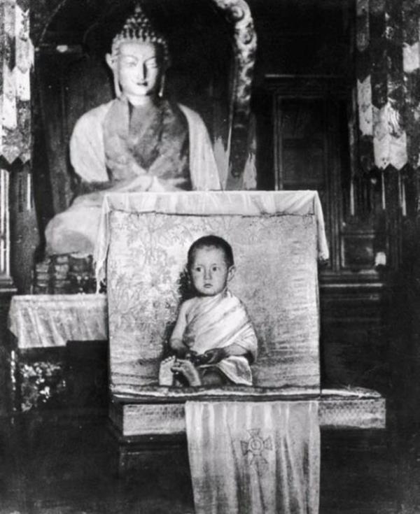 Tibet`in ruhani lideri 2 yanda. Dalai Lama ( Tenzin Gyatso), 2 yanda iken rahipler tarafndan buIunarak, yetitirilmitir. (1937)