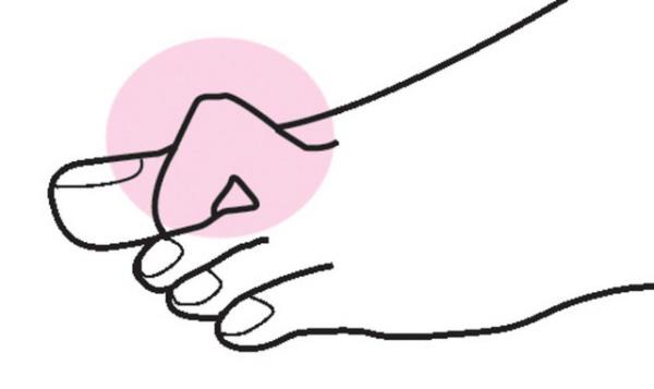 Baz insanlar her iki elinin parmaklarn birbirine geirerek ve onlar gererek ses karrlar.