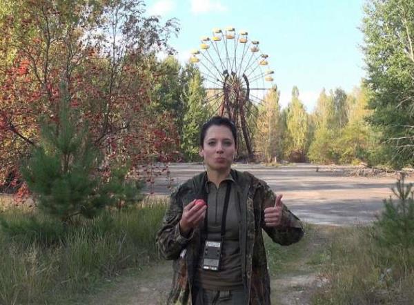 Radyasyondan korkmayan 'Radyoaktif Kz' lakapl Bionerd23 erbobil'in kontrol odasna girdi, hatta blgede yetien bir aatan elma koparp yedi