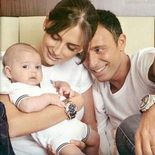 Emina'y grd ilk anda ona ak olduunu sylyor Sandal: "nsan ak arayamaz. Ak bir insan kendine layk grrse onu davet eder. Biz davet edildik ak tarafndan. imdi bunu yayoruz doyasya" diyor. Ksa bir sre nce evlenen iftin Yaman adnda bir erkek ocuklar var.