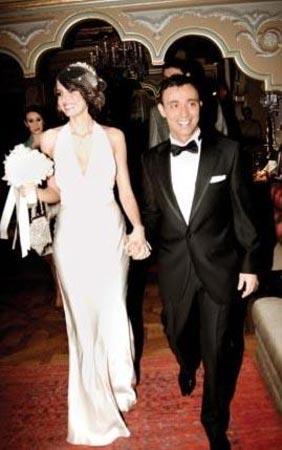 Sandal, tam Havana'nn nnde teknesini demirleyecek bir yer ararken grm Emina'y. Sonrasn da yle anlatyor: "Onunla gzgze geldik. Onu grr grmez oturduum yerden panter gibi kalktm. Gittim tantm. Yemee davet ettim. kna edene kadar ok yalvardm.