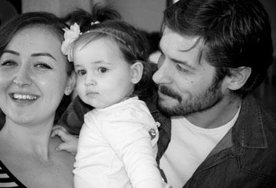 smime ulayor bir ekilde. Facebook&#8217;tan bana mesaj atyor; Selam, yolluyor. Ben de selam yolluyorum. Buluma gerekleiyor, &#8216;Bir kahve ielim tanalm, sohbet edelim&#8217; dedik. Tabii ki byle olacan hi tahmin etmiyordum. ok mutlu bir birliktelik, kma dnemi geirdik. Sonrasnda evlendik, imdi de bir kzmz var. smi de Nil. 3 yanda yle mesut bir hayatmz var."