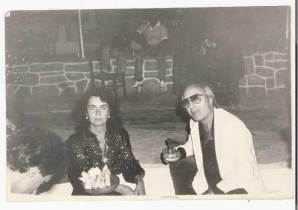 FATMA GRK- MEMDUH N  <br>  Onlar 40 yl akn sredir birlikteler.. Hibir zaman resmi olarak evlenmediler. Ama neredeyse yarm asr boyunca bir yasta ba koydular. Bu byk akn kahramanlar Fatma Girik ve Memduh n... Yeilam'n usta ynetmeni ve Trk sinemasna damga vuran "boncuk gzl" Fatma Girik'in aknn gemii nl oyuncunun henz 13 yanda olduu dneme kadar uzanyor.