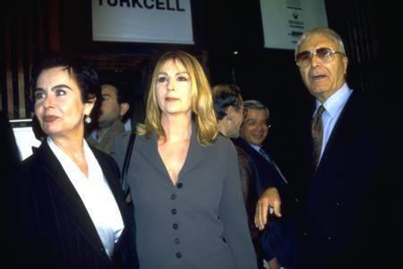 Fatma Girik, 'Murada Ereceim' filminde nl ynetmenle flrt etmeye balad. Yeilam kurallar iinde 'artist ynetmen' ak gibi geldi herkese nceleri. ok srmez, gelip geer, sona erer sanld. Birka film sonrasnda biter diye beklendi, bitmedi. Ne birka filmde, ne akp giden yllarda da sona ermedi. Daha bir alevlendi bu ak... Hem de nikah bile beklemeden, olanca doallyla...