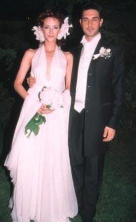 kisi de Best Model`de birinci seildi., Ama bu bile yaknlamalarn salamad. Yarma sonrasnda defileden defileye karlaan Hakk ve imek arasnda zamanla arkadalk balad. 1998 ylnda bir defile iin gittikleri Moskova`da aralarnda scaklk olutu.