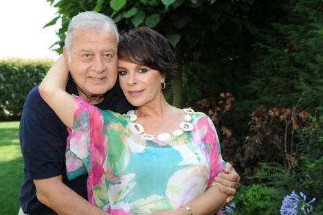 Selim Soydan, takm kamp iin gittii Bykada&#8217;da o dnem Yeilam&#8217;n en gen, en gzel kadnlarndan biri olan Koyiit&#8217;le karlanca kalbi hzla arpmaya balam. Bir daha da yavalamam! Sk bir takip sonucu, ne yapp edip aklndan evliliin &#8216;e&#8217;si bile gemeyen Koyiit&#8217;i nikh masasna oturmaya raz etmi. &#8216;Annen annem, kardelerin kardelerim olsun. Gel Hlya yuvamz kuralm&#8217; demi&#8230;