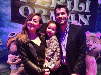 "O reklamda imdiki eim pek, beni reklamda gryor, fark ediyor, ok beeniyor. Evde anne ve ablasnn olduu bir anda ekrana bakp &#8216;Ben bu adamla evleneceim&#8217; diyor.