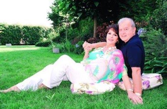 ift; 5 Temmuz 1968&#8217;de nikh masasna oturmu. Nikah o kadar kalabalkm ki, onlar bile nikh memurunun karsna tam bir saat ge kmlar. Scak, yap yap bir gnde, o kalabaln arasnda bile, gzleri elleri birbirini kaybetmemi. Ve o gn bir kez de tanklarnn nnde sz vermiler mr boyu beraber olmaya&#8230;