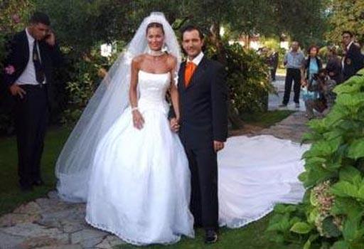 ekimler srasnda all ve Tan arasnda balayan yaknlk evlilii kadar uzand. iftin Beren adnda bir oullar var.    Ancak nl ift getiimiz yl yollarn ayrd.