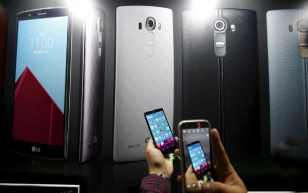 Telefonun arka ksm, Samsung&#8217;un Note serisinde grdmz gibi gerek deri kaplamasyla daha premium bir yapya brnm ancak herkesin bundan holanmayabileceini dnen LG, yeni telefonunu normal kapak seeneiyle de satacak.