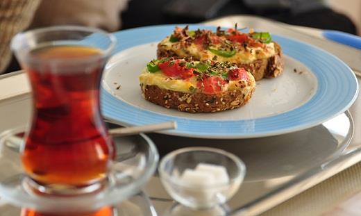 11 - Peynir ve ok tahll ekmek<br>    1 adet yasz gen peynirin yannda bir dilim &#8220;ok tahll&#8221; ekmek, bir sonraki ne kadar doyurucu bir attrma alternatifi olabilir. ok tahll ekmek vcudunuz iin ok faydal olan B1, B2, B6, B12, niasin, folik asit, demir, kalsiyum, inko ierir.