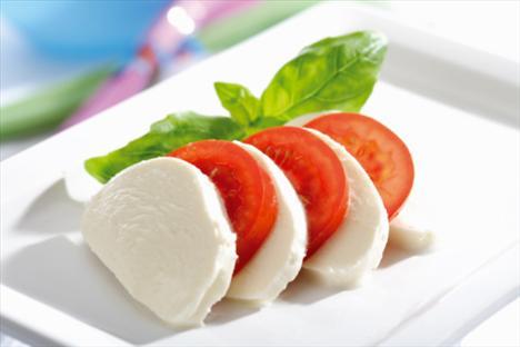 <p>Aniden gelen yeme ime krizlerini, fazla kalori almadan ve midenizi mutlu edecek ekilde geitirmek iin mkemmel bir liste...</p>        <p>  <b>1 - Beyaz peynirli, zeytinyal domates dilimleri</b></p>    <p>Akam yemeine daha ok mu var? Birka dilim domates, peynir ve zeytinya ile hazrlayacanz bu nefis attrmayla hem damanz hem de midenizi doyurabilirsiniz.</p>