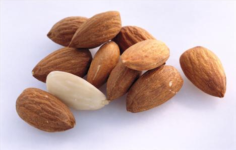 10 - 10 adet badem ii<br>    Kuru yemilerin faydalar saymakla bitmiyor. Badem de bunlardan biri. Ama kilo almak istemiyorsanz fazla abartmayn, bu lezzetli kuru yemiten 10 tane yemeniz hem elinizi hem de midenizi oyalayacaktr.