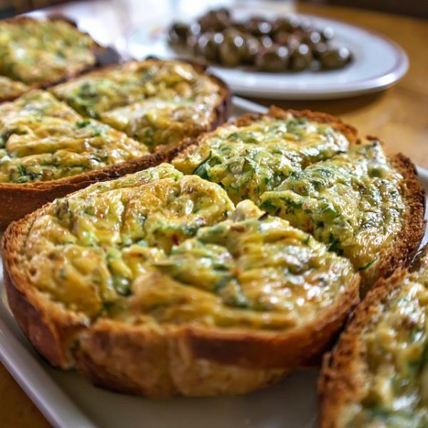 14 - Yumurta ve tam buday ekmei<br>    Yanmaz tavada piirdiiniz 2 yumurta akn bir dilim tam buday ekmeiyle birlikte yiyerek alnz bastrabilirsiniz.