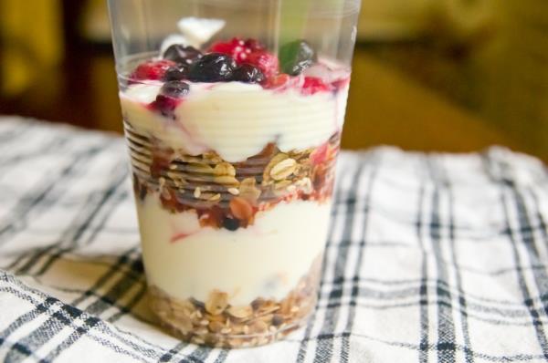 9 - Ahududu, yourt bal ve msli  <br>  2 orba ka yourtla 1 tatl ka bal kartrn. Ahududular ve msliyi yourdunuza ekleyin ve afiyetle yiyin. Ahududu hem ok lezzetli bir meyve, hem de gl bir antioksidan. Bu doyurucu attrma sizi len ya da akam yemeine kadar tok tutacaktr.