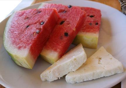 16 - Bir dilim karpuz ve yasz beyaz peynir    <br>te ekinmeden yiyebileceiniz bir attrma daha; 1 dilim karpuz ve bir para yasz beyaz peynir. Yzde 95&#8217;i su olan karpuz idrar sktrc, bbrekleri temizleyici zelliiyle biliniyor. erdii B ve C vitaminleri de cabas...