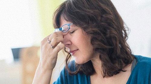 Gzlerinizi ovuturun:<br>    Burnunuzun gzlerinizle birletii st ksma bask yapn... Daha sonra bunu masajlarla destekleyin. Gzlerinizi ovalayn, derin bir nefes aln. Yznze yapacanz kk masajlar, tm bedeninizde dalgalanma etkisi yaratacak.