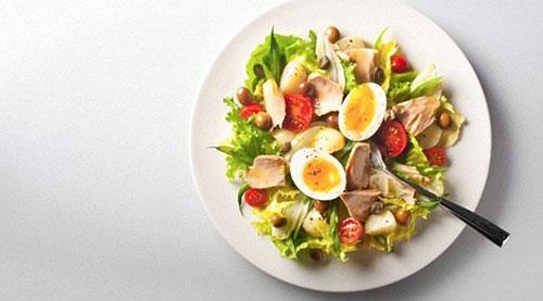 Salata yiyin:<br>    Stres annda saldracanz fast food veyua abur cuburlar size geici bir etki yaratsa da daha sonra yeme pimanl doyacaksnz. Kendinize iine balk veya tavuk ve sebzeler koyacanz bir salata yapn. Uzun uzun ineyerek yiyin.