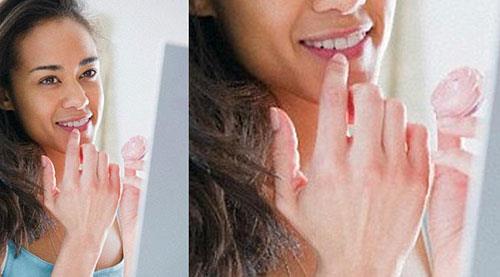 Dudanza merhem srn:    nsanlar strese girdiinde dudaklarn soymaya veya yemeye balar... Bunun iin dudaklarnza merhem srmek, sizi durduracaktr. Dudaklarnza dokunmak sinirlerinizin kontrol altna girmesini salayacak ve kendinizi kontrol etmenizi kolaylatracak.