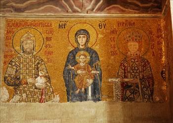 Güney Galerideki Komnenos Ailesi Mozaiği:    <br>İmparator Komnenos II ile eşi Macar asıllı İmparatoriçe İrene ve oğulları Aleksios&#8217;u tasvir etmektedir. Ortada kucağında İsa ile ayakta duran Meryem yer almaktadır. İmparator ve İmparatoriçe değerli taşlarla süslü tören elbiselerini giymişler, imparatorun elinde bir para kesesi, İmparatoriçe de bir rulo tutmaktadır. Takdim edilen rulo kiliseye bağışları, deri kese ise altın yardımını belirtmektedir. Macar asıllı imparatoriçenin ırk özellikleri; açık ten ve açık saç rengi belirgindir.
